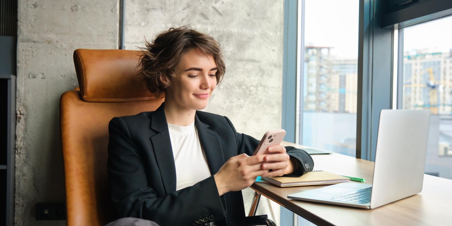 Medewerkers die voortdurend op hun gsm zitten tijdens het werk? Ontdek welke afspraken je als werkgever maakt en hoe BizPlus je begeleidt.